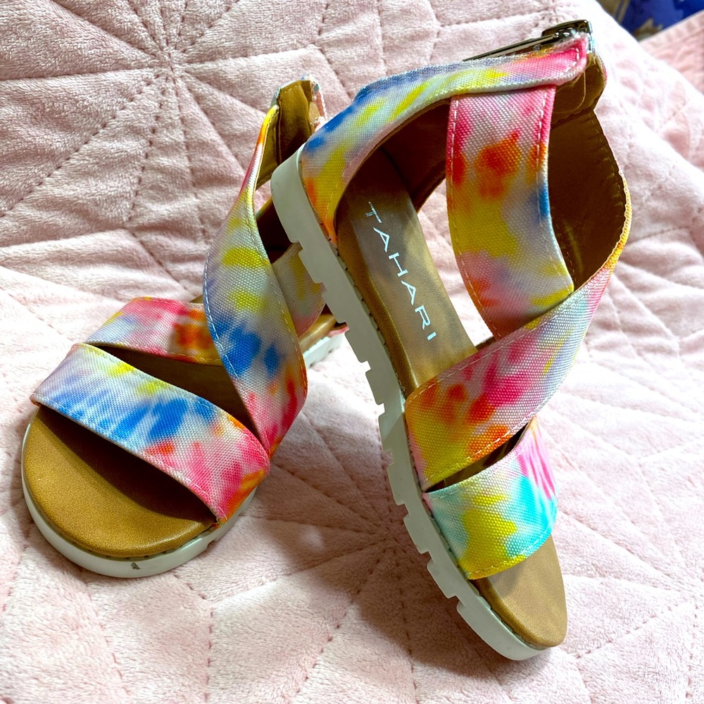 Tahari toddler girls size 8 tie dye sandals, never worn
